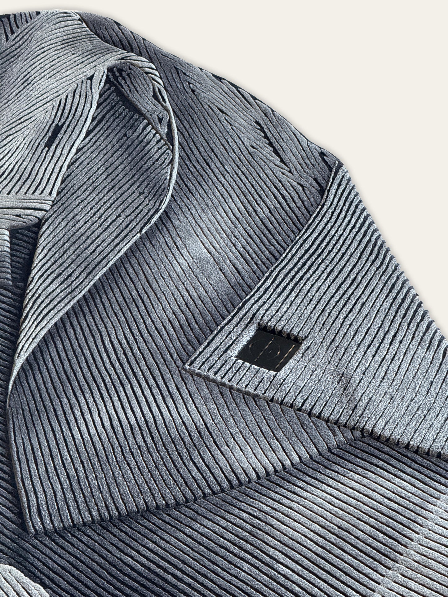 Pleats Carbon