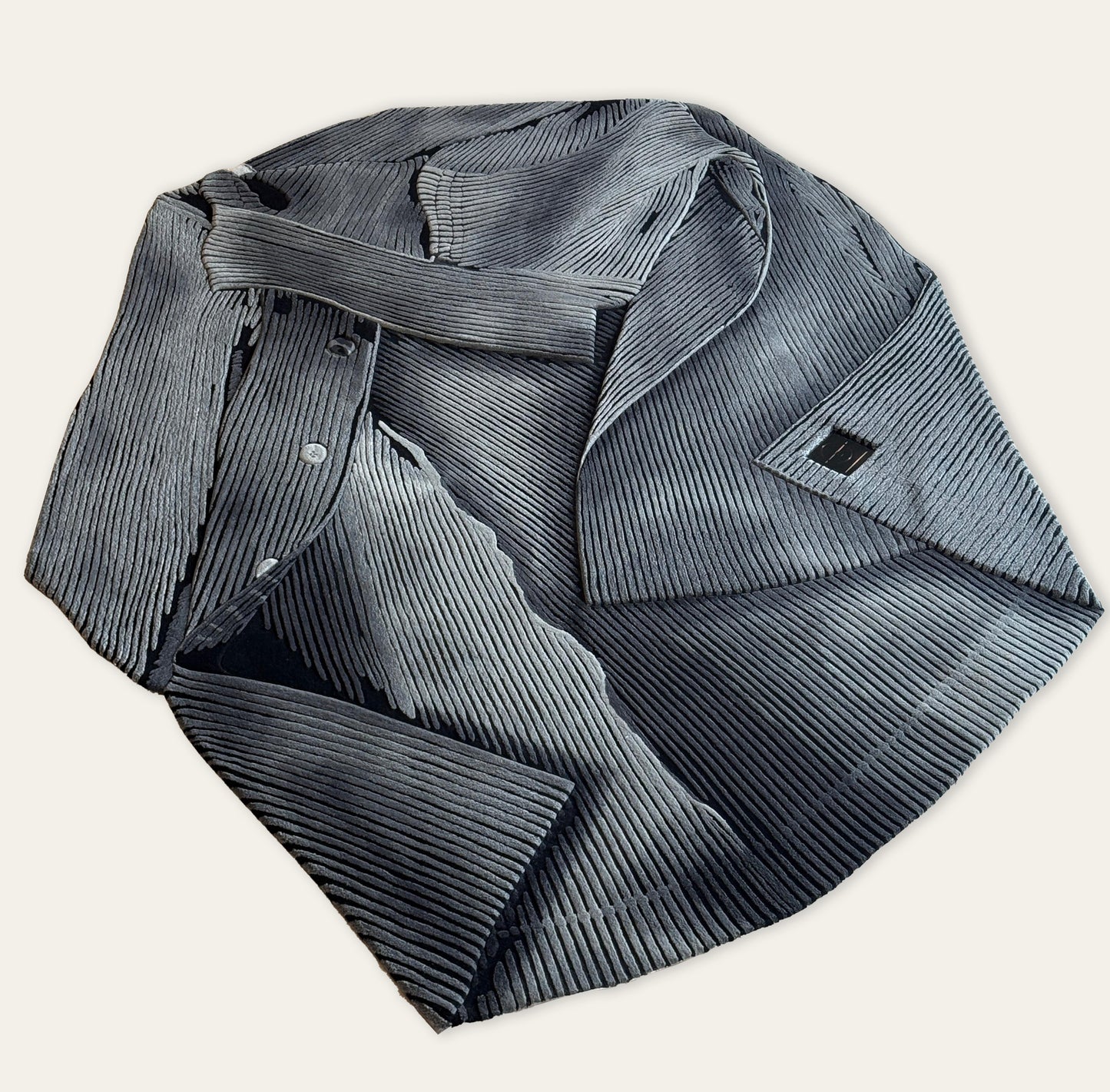 Pleats Carbon