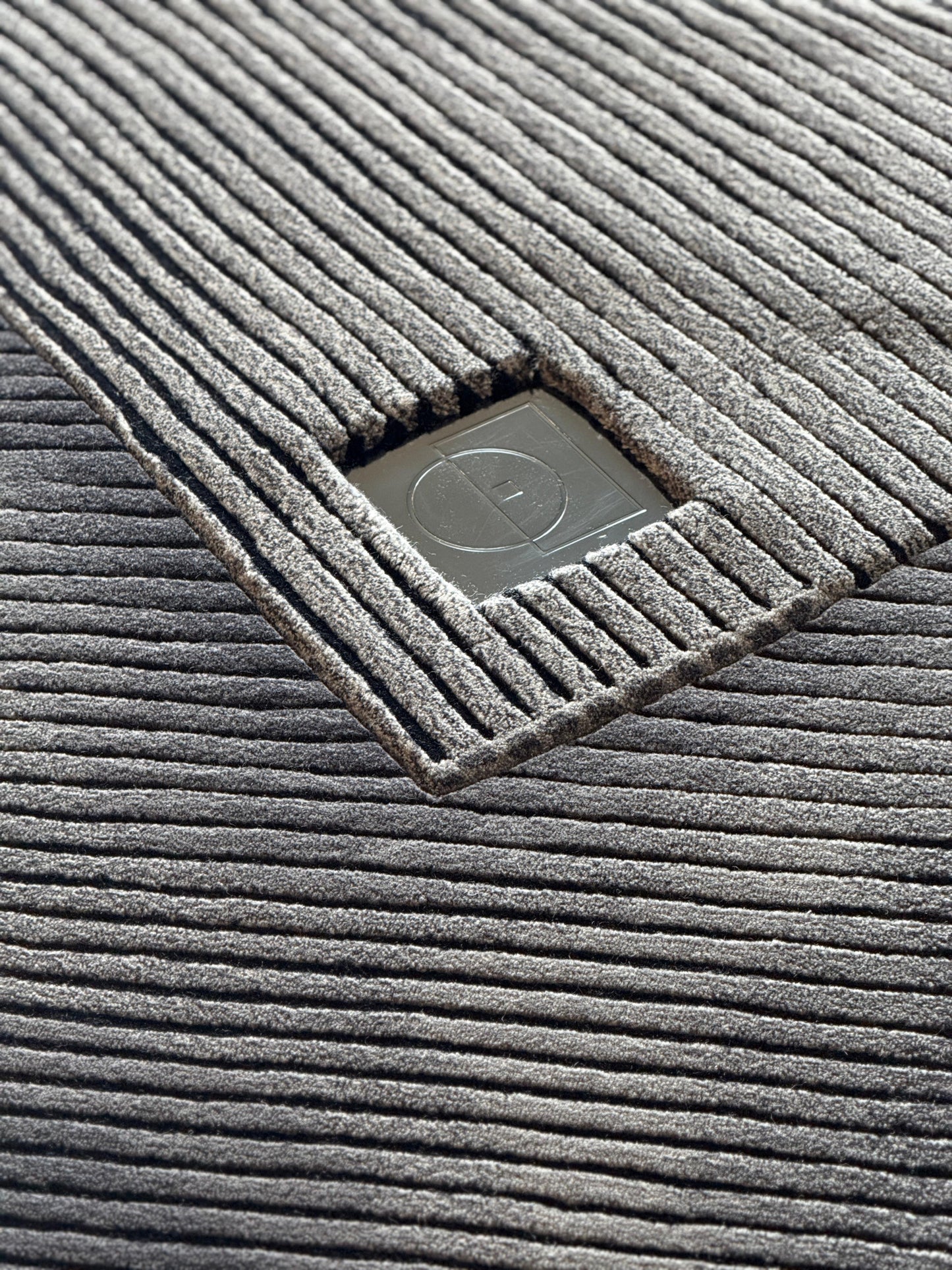 Pleats Carbon