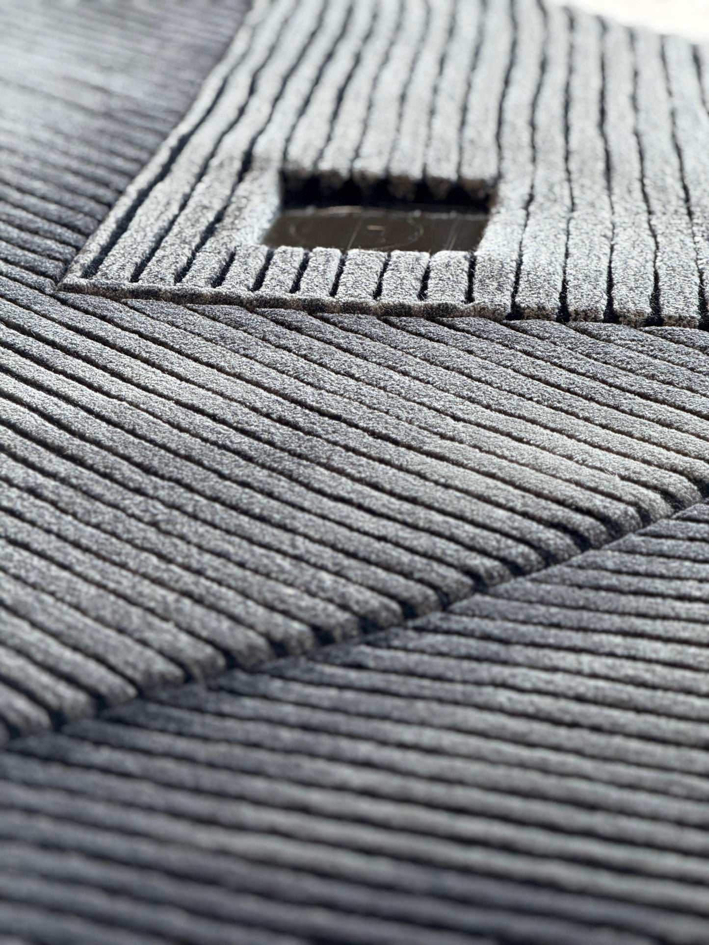 Pleats Carbon