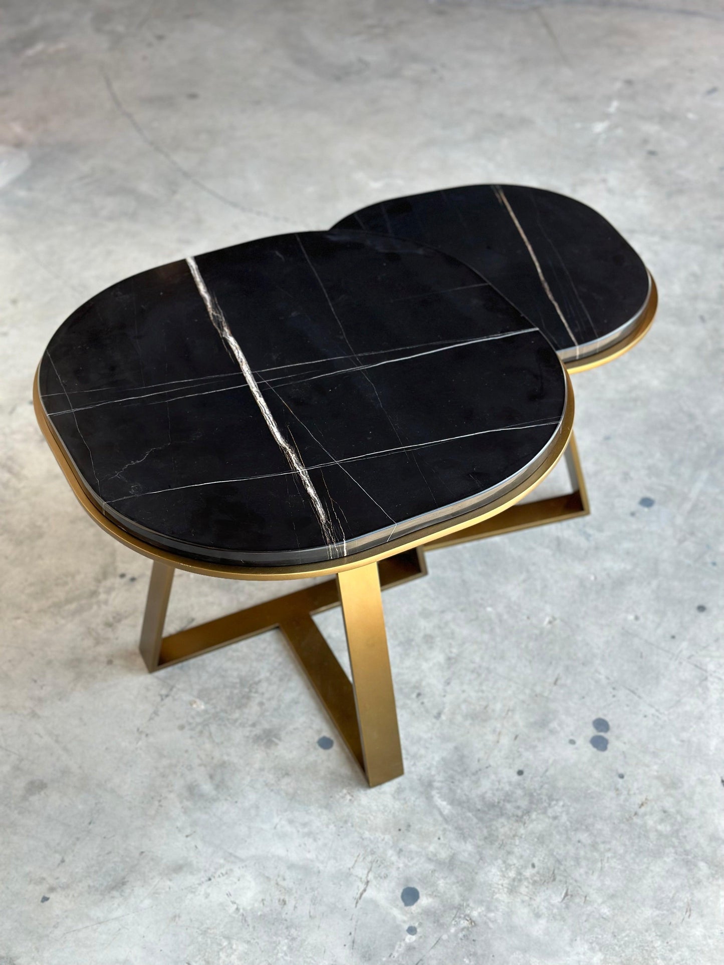 طاولة نيرو سانت لوران كادينزا II (مجموعة من قطعتين)