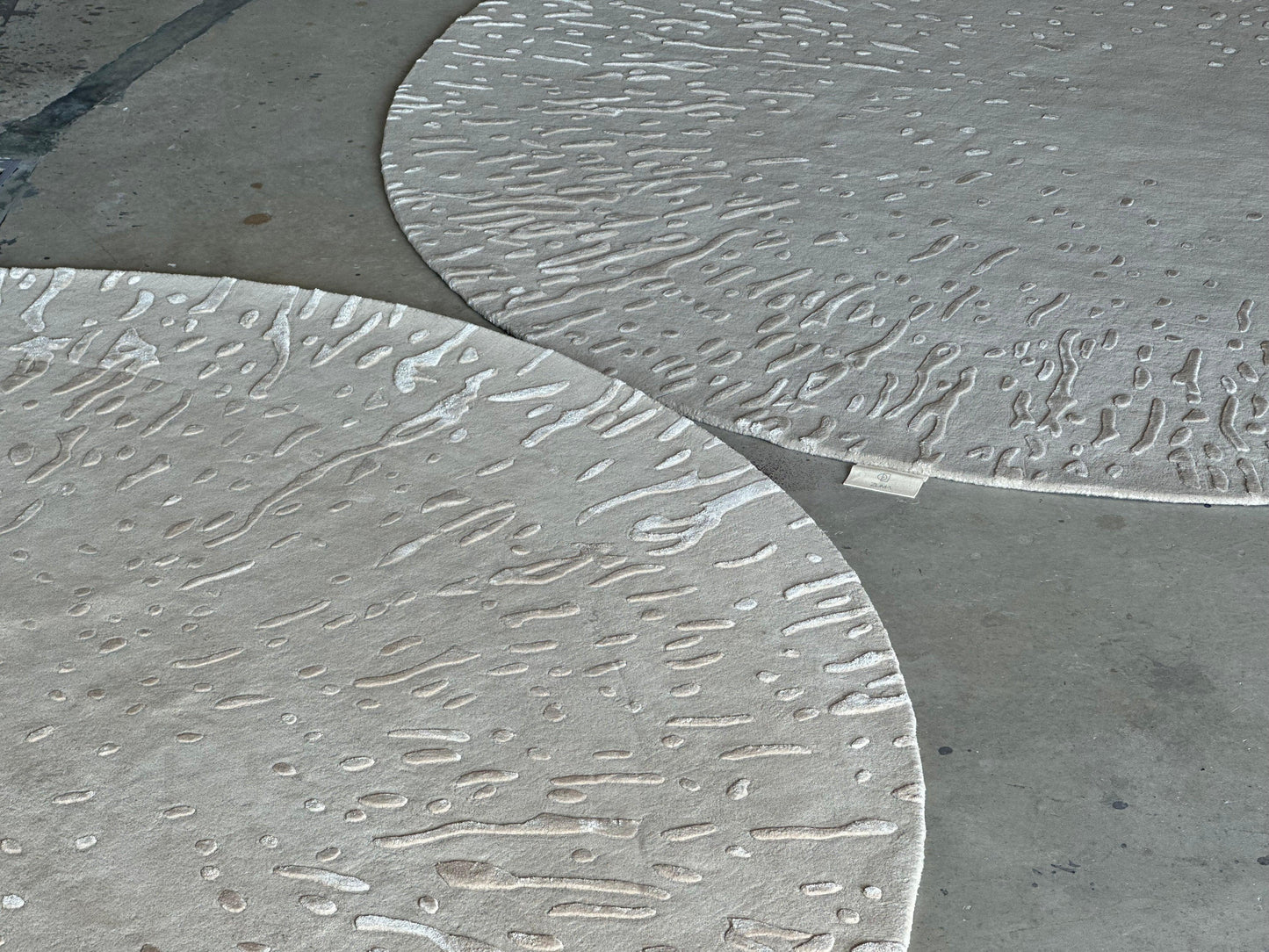 6mSilk Splatter Round (Taupe) Carpet - Zuma UAE