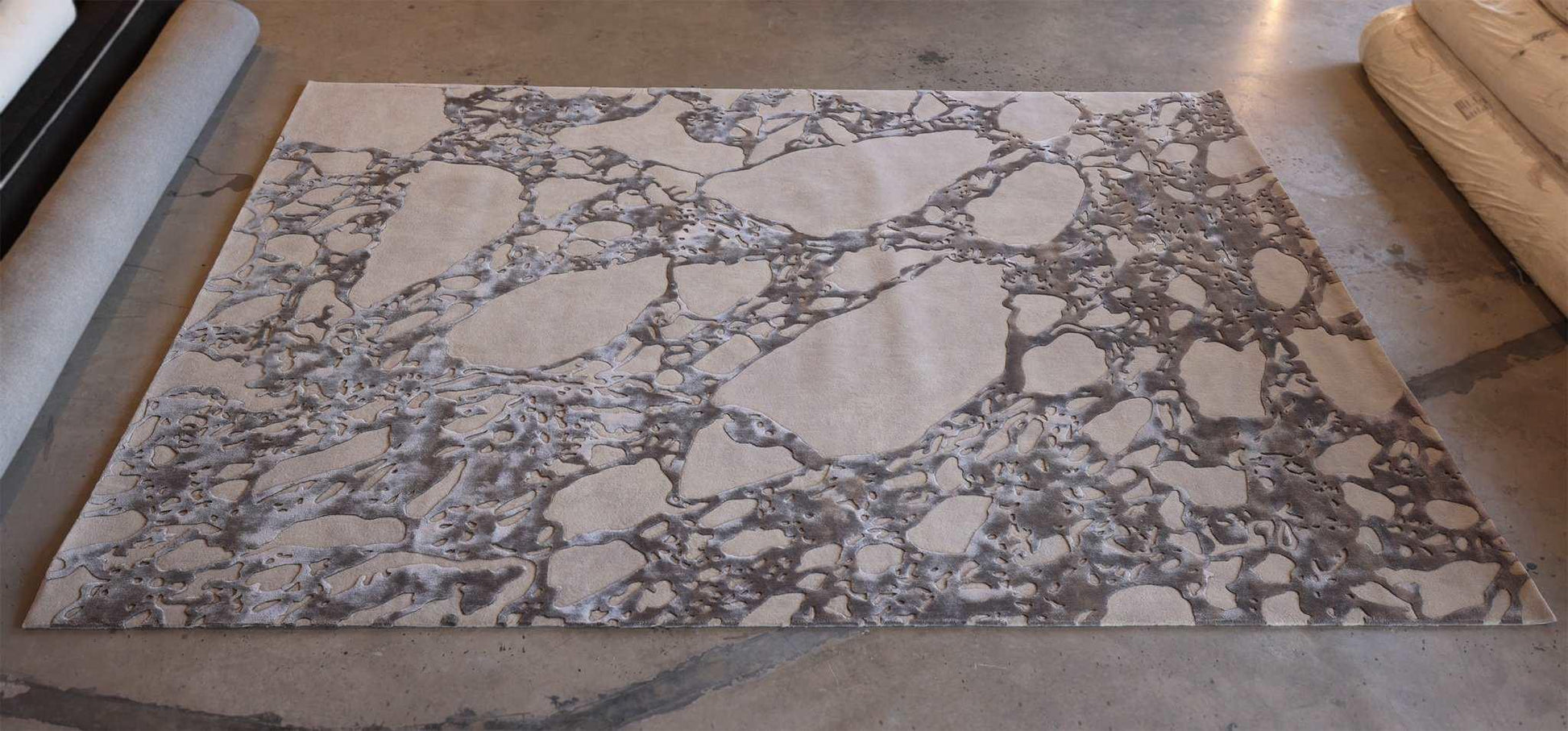 Arabescato (Grey) Carpet - Hand Carded Semi-Worsted New Zealand Wool and Bamboo Silk - Zuma UAE