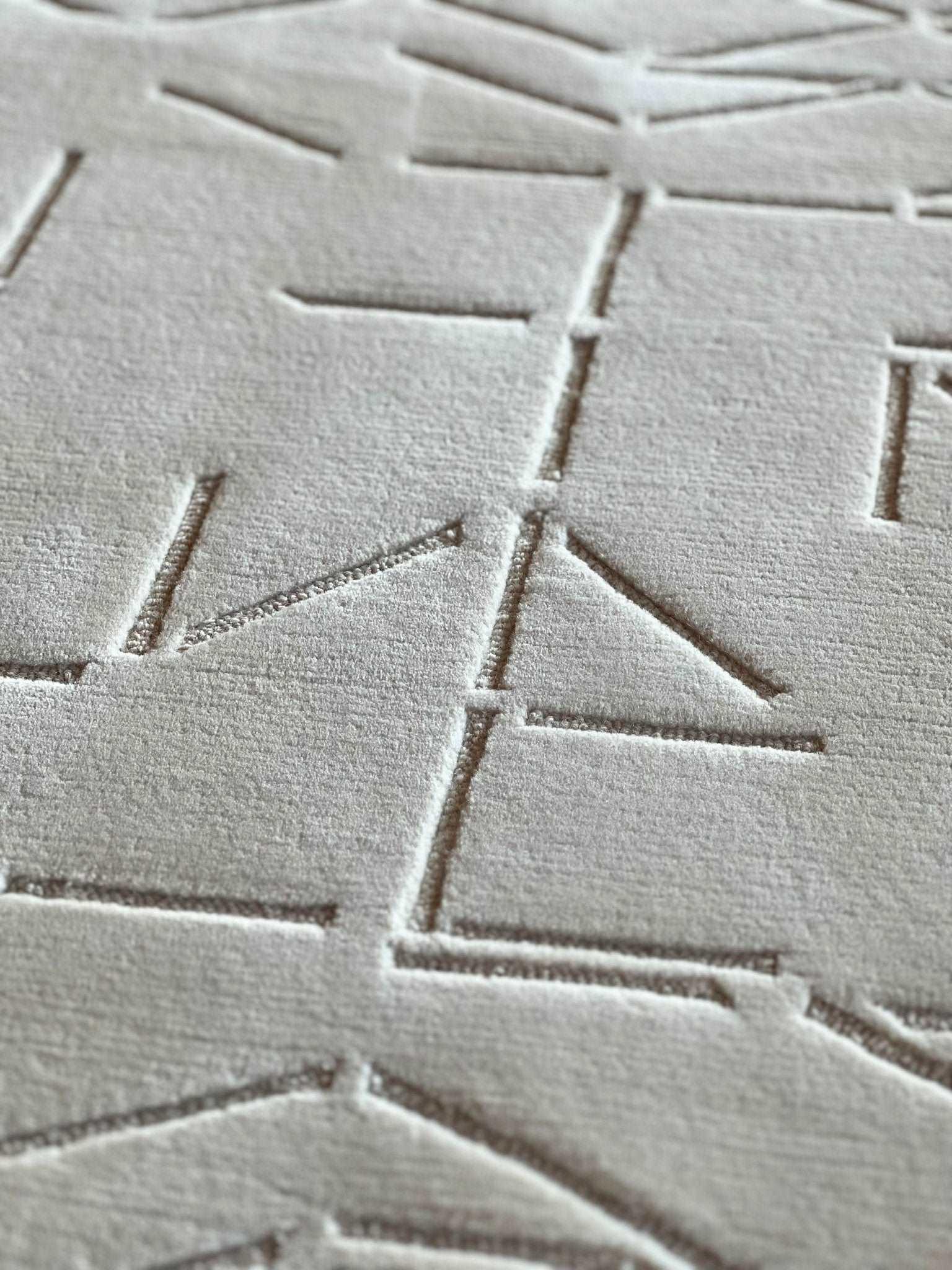 Bohemian White Carpet - Hand Carded Semi-Worsted New Zealand Wool - Zuma UAE