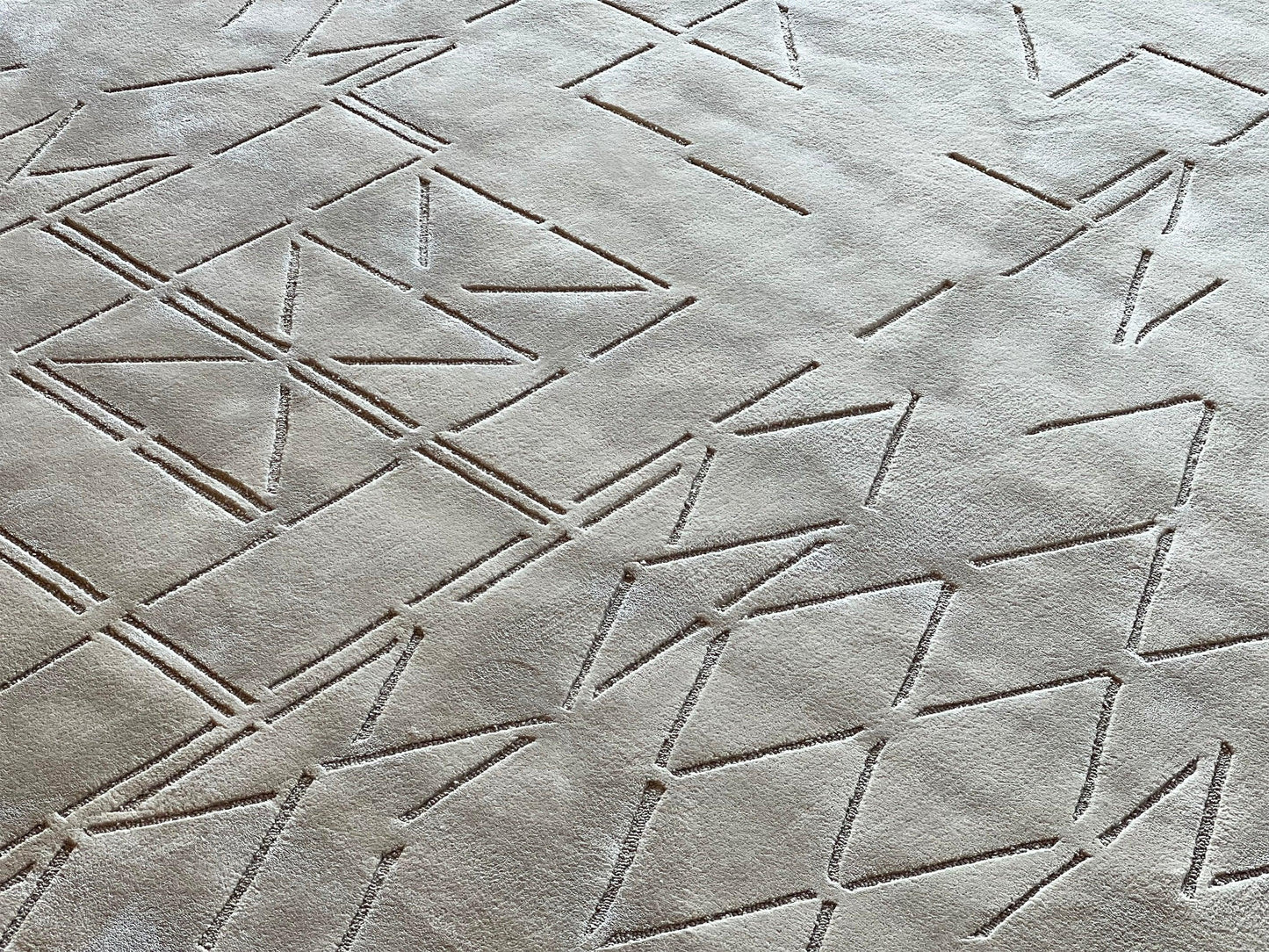 Zuma Sparse Carpet - Hand tufted in Bamboo Silk - Zuma UAE