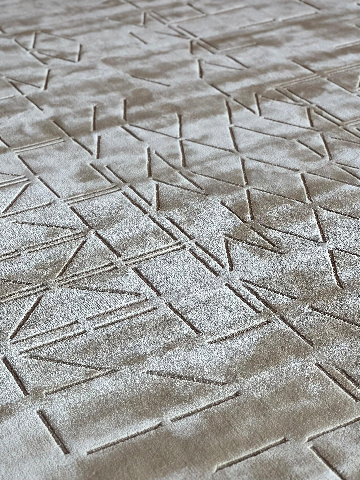 3*5m Zuma Sparse Carpet - Hand tufted in Bamboo Silk - Zuma UAE